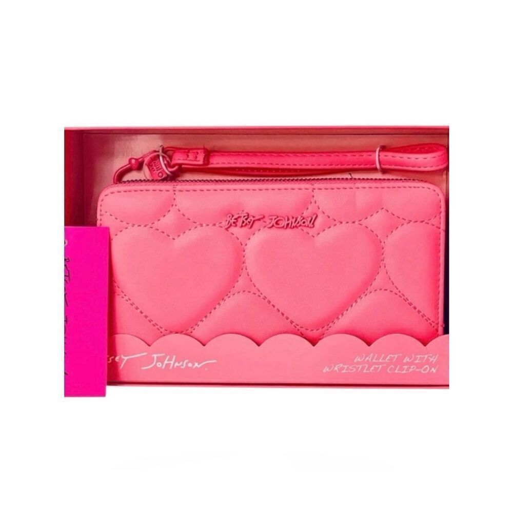 NWT Gorgeous Betsey Johnson Quilted Hearts Pink Zip All Around Wristlet Wallet